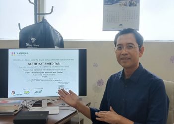 Dekan SIMT ITS Prof Ir I Nyoman Pujawan MEng PhD CSCP menunjukkan sertifikat Akreditasi Unggul DMT ITS