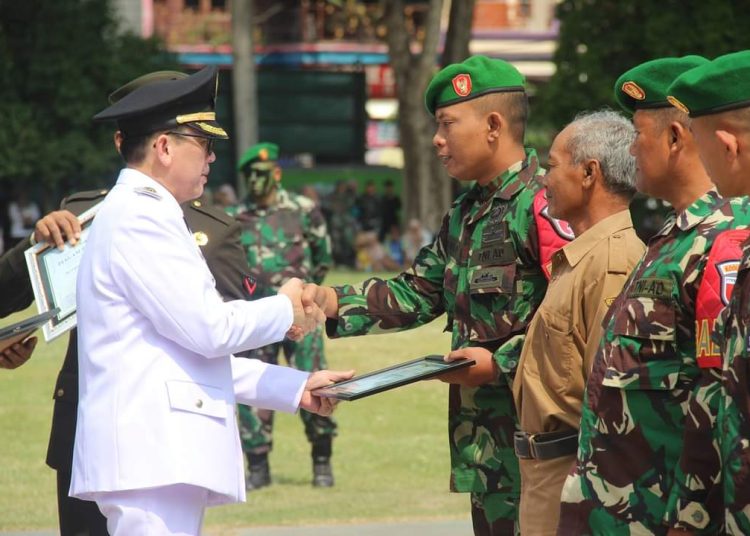 Pj Bupati Bojonegoro Adriyanto dalam kegiatan upacara peringatan Hari Ulang Tahun ke-79 Tentara Nasional Indonesia digelar di Alun-Alun Bojonegoro.