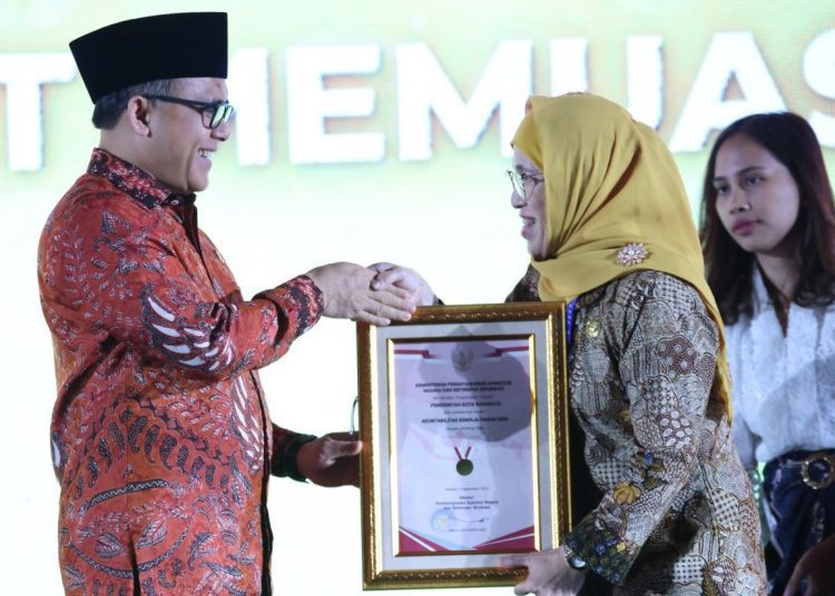 Menteri Pendayagunaan Aparatur Negara dan Reformasi Birokrasi (PAN RB), Abdullah Azwar Anas menyerahkan penghargaan penilaian SAKIP predikat AA kepada Pjs Wali Kota Surabaya Restu Novi Widiani.