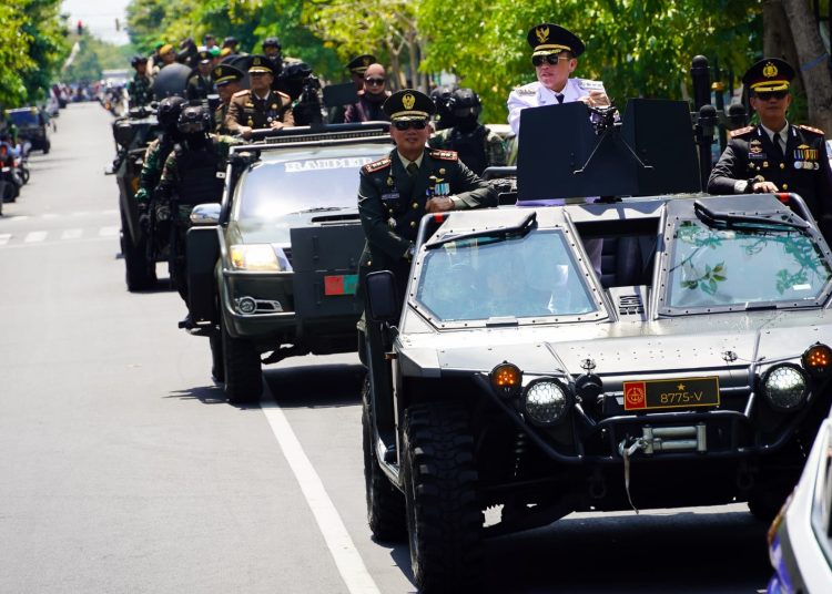 Salah satu bagian dari upacara peringatan HUT ke-79 TNI di Alun-Alun Kota Bojonegoro.