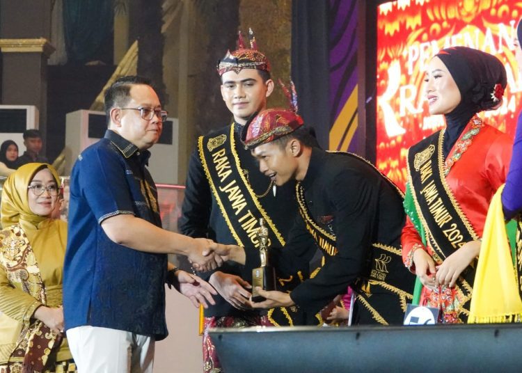 Pj Gubernur Jawa Timur Adhy Karyono menyalami peserta duta wisata dalam grandfinal Raka Raki Jatim 2024 di Graha Unesa Surabaya.