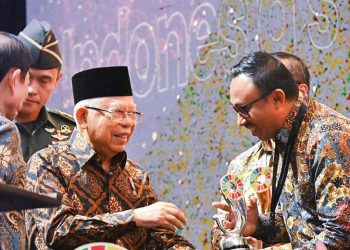 Wakil Presiden RI KH Ma'ruf Amin menyerahkan penghargaan kepada Kepala Bappeda Jatim Mohammad Yasin.