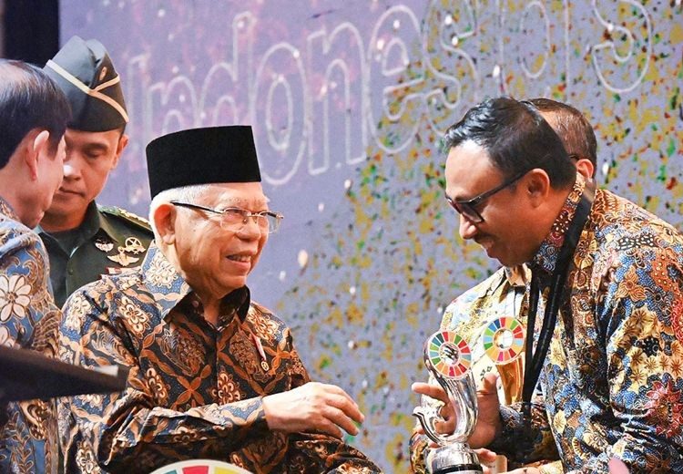 Wakil Presiden RI KH Ma'ruf Amin menyerahkan penghargaan kepada Kepala Bappeda Jatim Mohammad Yasin.