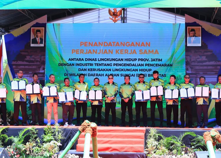 Sejumlah pelestari lingkungan mendapatkan penghargaan pada puncak peringatan Hari Lingkungan Hidup Sedunia Provinsi Jawa Timur di Taman Pandan Wilis, Nganjuk.