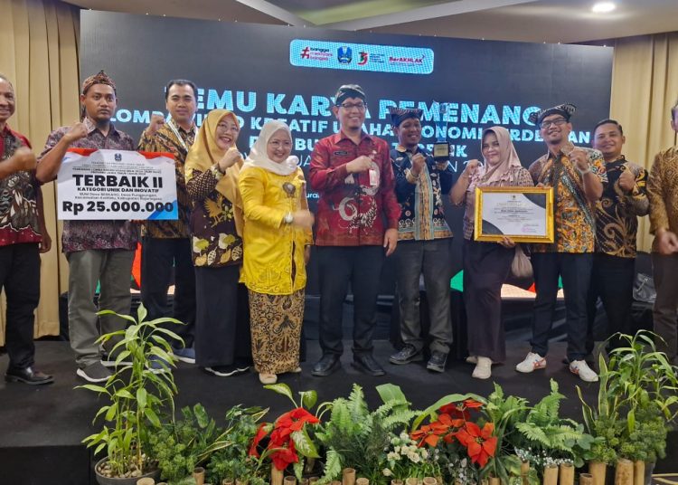 Pemberian penghargaan kepada para pemenang Lomba Video Kreatif Usaha Ekonomi Perdesaan dan BUM Desa Terbaik Provinsi Jatim 2024 di Hotel Quest Surabaya.