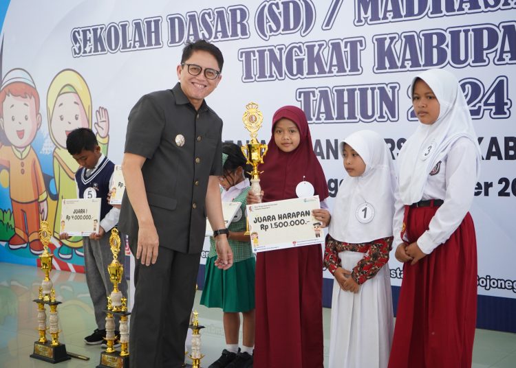 Pj Bupati Bojonegoro Adriyanto menyerahkan hadiah kepada peserta pemenang lomba bertutur di Pendopo Malowopati.