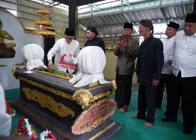 Pj Bupati Bojonegoro Adriyanto bersama Forkopimda dan kepala Organisasi Perangkat Daerah melaksanakan ziarah ke makam beberapa pemimpin Bojonegoro di masa sebelumnya.