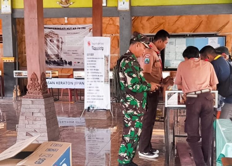 Pameran benda pusaka di balai Desa Batokan, Kecamatan Kasiman, Bojonegoro.
