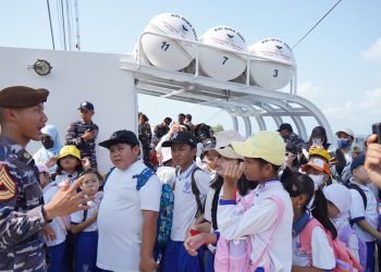 KRI Bima Suci mendapat kunjungan dari masyarakat dalam open ship setelah tiba di Balikpapan.