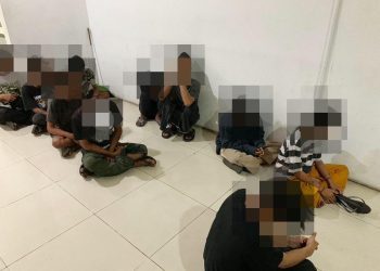 Para muda-mudi yang diamankan Satpol PP karena kedapatan sedang pesta minuman keras.