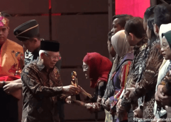 Wapres RI Ma'ruf Amin menyerahkan penganugerahan Indonesia’s SGDs Action Award 2024 kepada Pemkot Surabaya yang diterima Pjs Wali Kota Surabaya Restu Novi Widiani.