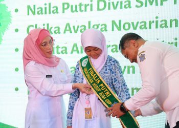 Penyematan selempang Pangeran dan Putri Lingkungan Hidup di Graha Sawunggaling Pemkot Surabaya.