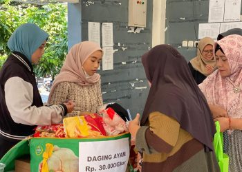 Gerakan Pangan Murah yang digelar di halaman kantor Kelurahan Lontar, Kecamatan Sambikerep.