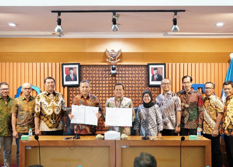 Jajaran pimpinan ITS dan SKK Migas usai penandatangan Perjanjian Kerja Sama (PKS) pendirian Study Space dan Migas Corner di Gedung Rektorat ITS.
