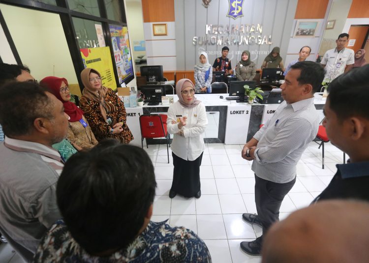 Pjs Wali Kota Surabaya Restu Novi Widiani saat di kantor Kecamatan Sukomanunggal.