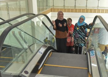 Pjs Wali Kota Surabaya Restu Novi Widiani melakukan peninjauan pembangunan RSUD Surabaya Timur.