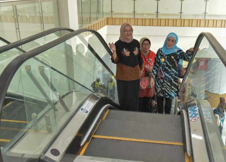 Pjs Wali Kota Surabaya Restu Novi Widiani melakukan peninjauan pembangunan RSUD Surabaya Timur.