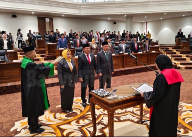 Pengucapan sumpah/janji pimpinan DPRD dalam rapat paripurna istimewa di DPRD Bojonegoro.