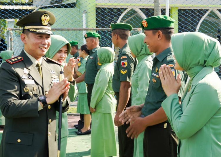 Dandim 0813 Bojonegoro Letkol Czi Arief Rochman Hakim memberikan ucapan selamat atas pada para anggotanya yang naik pangkat.