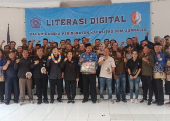 Foto bersama di sela kegiatan literasi di gedung Bakorwil Bojonegoro.