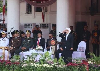Pjs Wali Kota Surabaya Restu Novi Widiani menjadi inspektur upacara pada peringatan Hari Kesaktian Pancasila di Taman Surya.