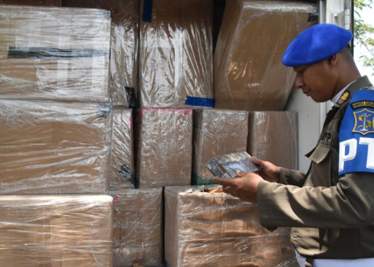 Mobil yang mengangkut rokok ilegal diamankan dalam operasi Gempur Rokok Ilegal di kawasan jembatan Suramadu.