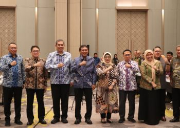 Foto bersama di sela rapat koordinasi lintas sektor Kementerian Agraria dan Tata Ruang/Badan Pertanahan Nasional Direktorat Jenderal Tata Ruang.