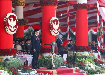 Pj Gubernur Jatim Adhy Karyono saat menjadi inspektur upacara pada peringatan Hari Kesaktian Pancasila di halaman gedung Negara Grahadi Surabaya.