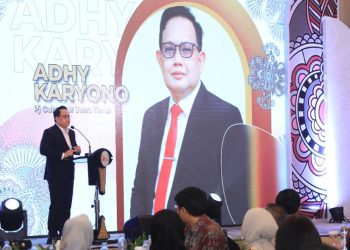 Pj Gubernur Jatim Adhy Karyono memberikan sambutan saat menghadiri pengukuhan Yunita Linda Sari sebagai Kepala Otoritas Jasa Keuangan Jatim.