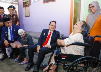 Pj Gubernur Jawa Timur Adhy Karyono berbincang dengan penyandang disabilitas di Jalan Diponegoro gang 2 Selosari Kabupaten Magetan.