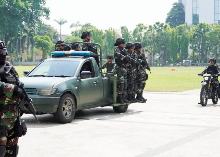 Para personel Kodim Bojonegoro melaksanakan gladi kotor mendemontrasikan ketangkasan prajurit di Alun-Alun Bojonegoro.