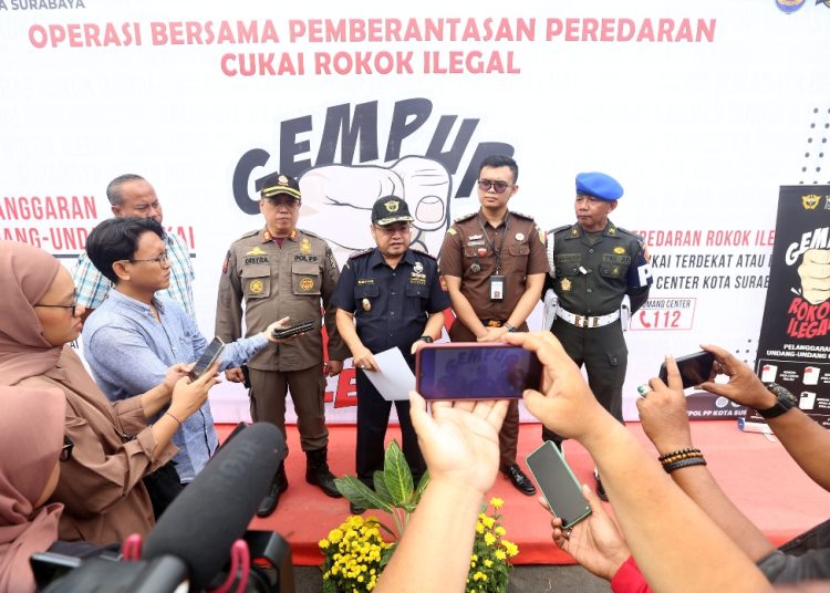 Sejumlah pejabat memberikan keterangan kepada awak media massa usai apel gabungan Gempur Rokok Ilegal di halaman Balai Kota Surabaya.