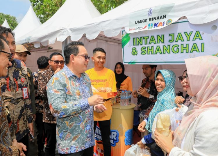 Pj Gubernur Jatim Adhy Karyono di sela meresmikan kawasan kuliner halal di Pasar Sore Tulungagung.