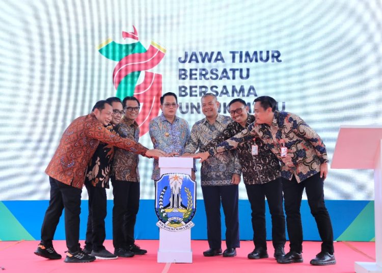 Penekanan tombol sirine sebagai tanda peresmian Kalidawir yang menghubungkan Desa Kalidawir dan Karangtalun, Kabupaten Tulungagung.