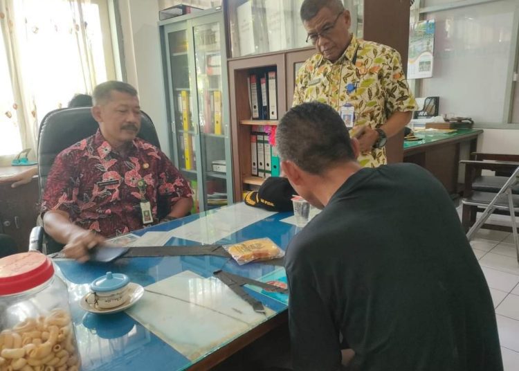 Satpol PP Bojonegoro mengamankan satu orang telantar di Alun-Alun. Sementara orang tersebut dibawa ke shelter, selanjutnya akan diantar ke alamat keluarga.