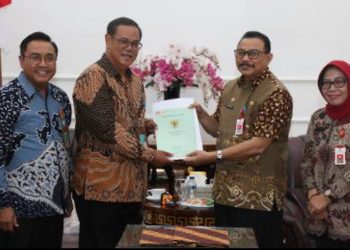 Penyerahan sertifikat tanah Akademi Kebidanan Bojonegoro kepada Direktorat Jenderal Tenaga Kesehatan Kementerian Kesehatan RI.