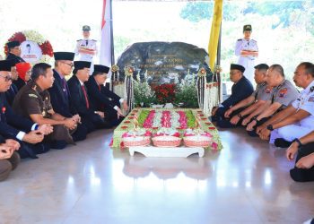 Ziarah dan tabur bunga ke makam  proklamator yang juga presiden pertama RI, Ir Soekarno di Kota Blitar.