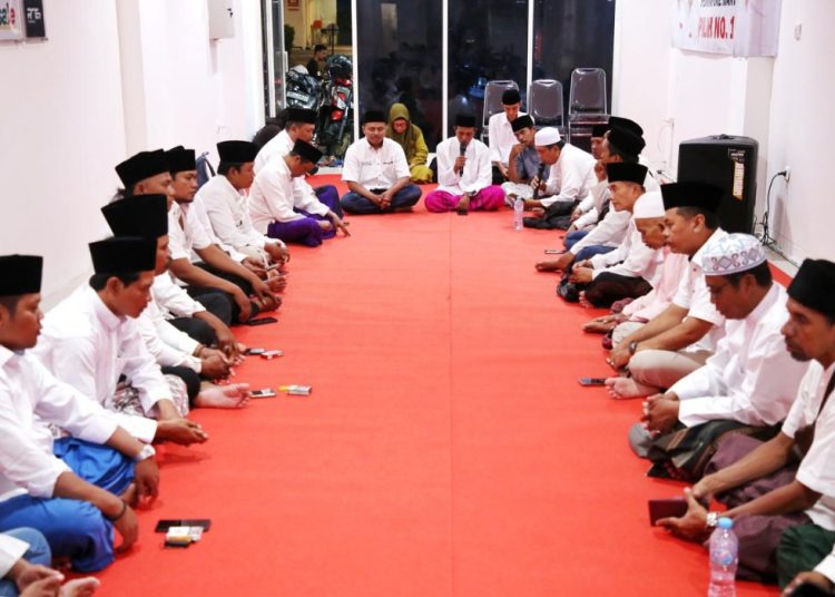 Istighosah Paguyuban Juru Parkir Surabaya di posko pemenangan Eri Cahyadi-Armuji di Jalan Embong Sawo, Surabaya.