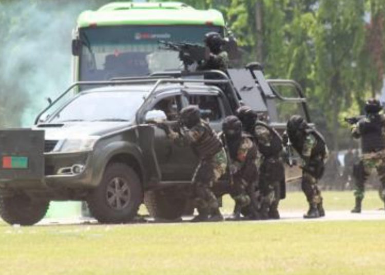 Aksi demonstrasi penyelamatan sandera dalam perayaan HUT ke-79 TNI di Alun-Alun Bojonegoro.