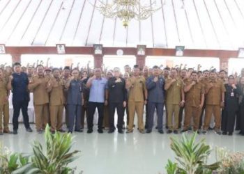 Foto bersama dalam Sosialisasi Perbup nomor 13 Tahun 2024 Tentang Pedoman Pengelolaan Bantuan Keuangan Terhadap Desa Yang Bersifat Khusus dari APBD Kabupaten Bojonegoro.