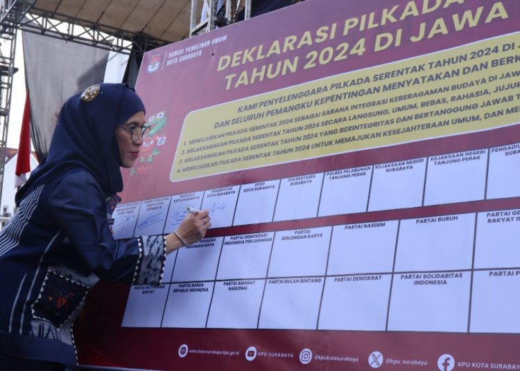 Pjs Wali Kota Surabaya Restu Novi Widiani menandatangani deklarasi Pilkada serentak.