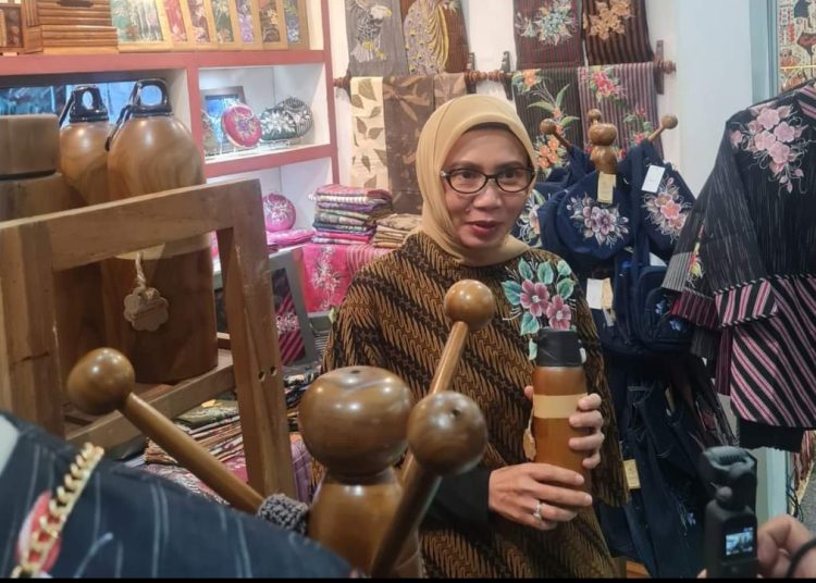 Dekranasda Bojonegoro mengikuti  Jakarta Internasional Handicraft Trade Fair di Jakarta Convention Center.