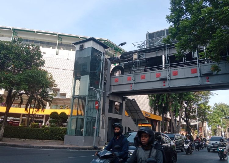 Lift sisi utara Jembatan Penyeberangan Orang Jalan Pemuda Surabaya yang mengalami kebakaran pada 5 Oktober 2024 lalu.