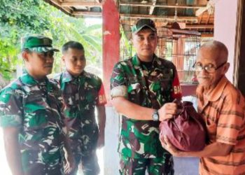 Pemberian bantuan sosial berupa paket sembako oleh jajaran Kodim Bojonegoro.