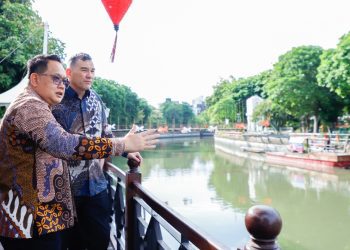 Pj Gubernur Jatim Adhy Karyono bersama pejabat Konsulat Jenderal (Konjen) Australia untuk Surabaya, Glen Askew.