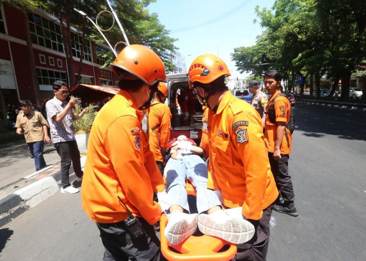 Simulasi tanggap penanganan bencana gempa bumi dan kebakaran di Mal Pelayanan Publik Siola, Surabaya