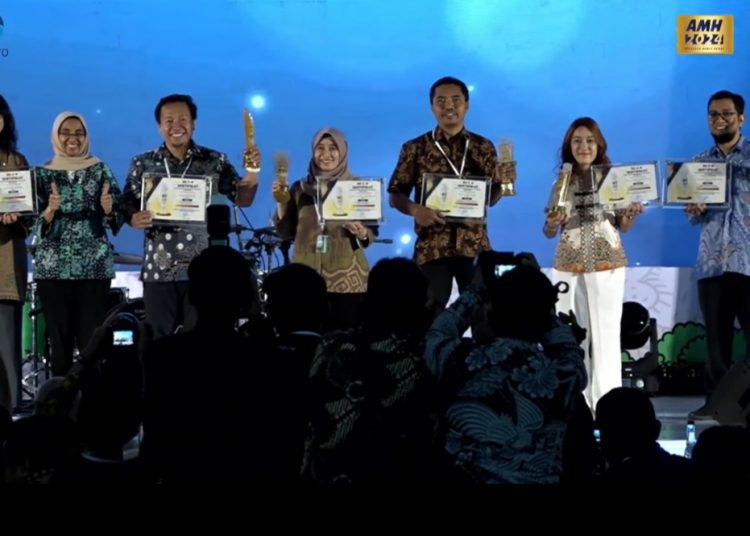 Penyerahan penghargaan pada Anugerah Media Humas (AMH) 2024 oleh Kemenkominfo RI di Pullman Bandung Grand Central.