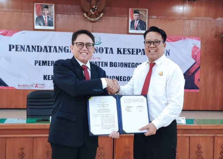 Pj Bupati Bojonegoro Adriyanto bersama Kepala Kejaksaan Negeri Bojonegoro Muji Martopo.