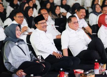 Pj Gubernur Jatim Adhy Karyono bersama Menteri Sosial Saifullah Yusuf di sela dialog pilar Kessos Jatim di halaman Grahadi, Surabaya.