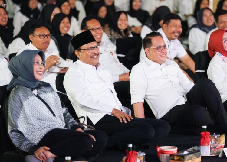 Pj Gubernur Jatim Adhy Karyono bersama Menteri Sosial Saifullah Yusuf di sela dialog pilar Kessos Jatim di halaman Grahadi, Surabaya.